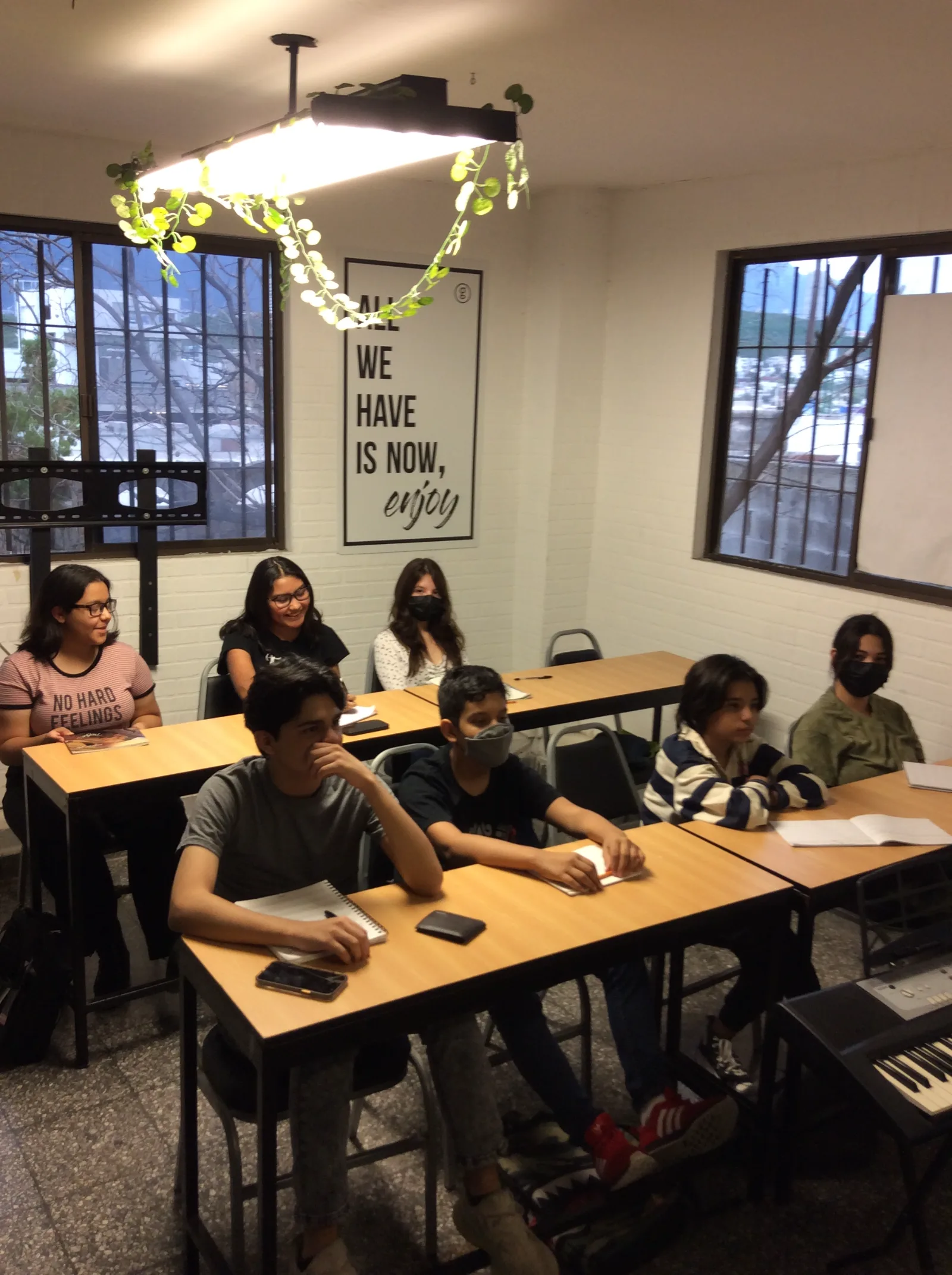 Clase de solfeo en ALMMA — alumnos con cuadernos