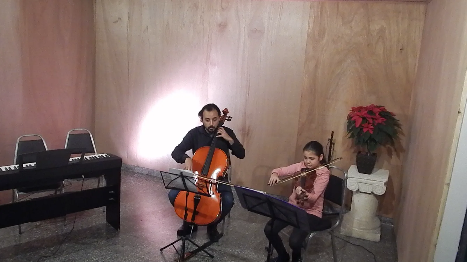 Clase de cello y violín — maestro y alumna