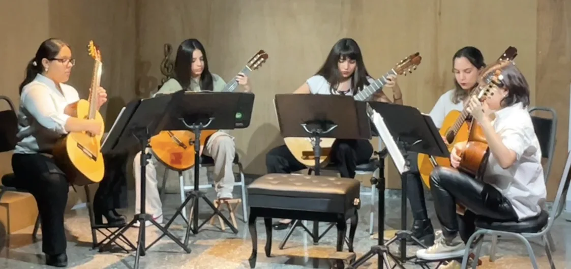 Concierto navideño ALMMA — grupo de alumnos en escenario
